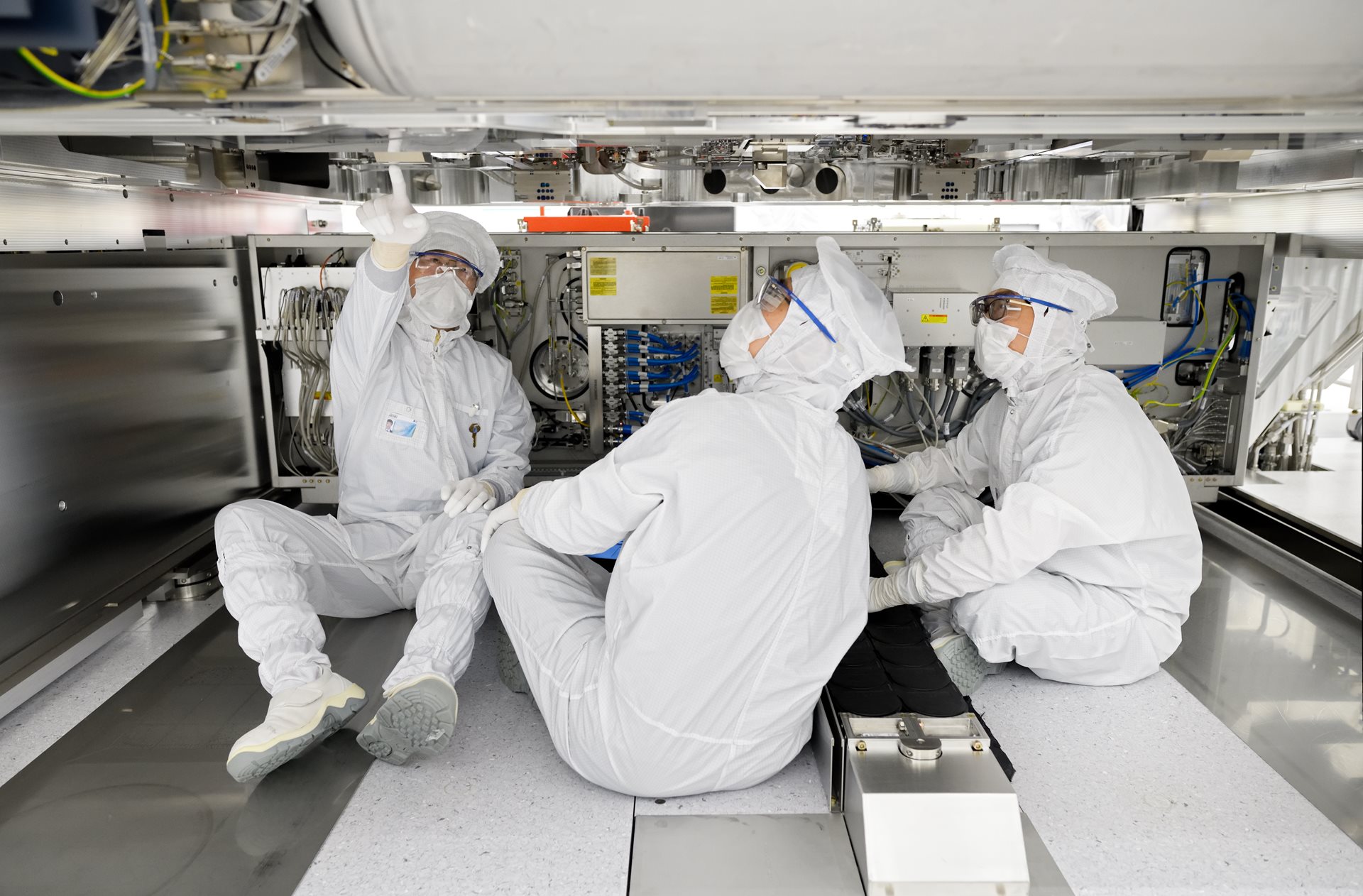 Technicians working in an ASML cleanroom Technicians working in an ASML cleanroom